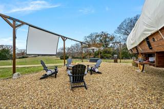 Texas Glamping near Murchison: Charming Wagon Rental Perfect for a Romantic Getaway - 2