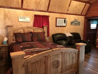 Cozy Cabin Rental on a Winery for a Romantic Weekend Getaway in Oklahoma - - 9