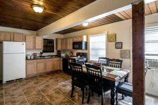 Incredible Nacogdoches Cabin Rentals Ideal for Large Group Getaways in Texas - Nacogdoches - 2