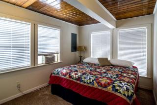 Incredible Nacogdoches Cabin Rentals Ideal for Large Group Getaways in Texas - Nacogdoches - 1