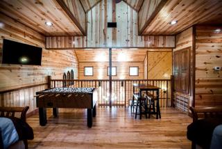 Deluxe Log Cabin Rental with Lovely Woodland Views in Broken Bow, Oklahoma - Broken Bow - 0