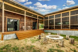 Artisan Cabin with Beautiful Decor and a Classic Fire Pit near Austin, Texas - Elgin - 4