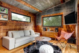 Artisan Cabin with Beautiful Decor and a Classic Fire Pit near Austin, Texas - 9
