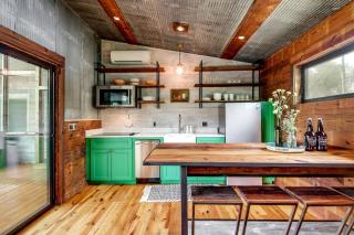 Artisan Cabin with Beautiful Decor and a Classic Fire Pit near Austin, Texas - 5