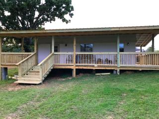 Comfortable Cabin Rental on a Winery for a Romantic Getaway in Oklahoma - - 0