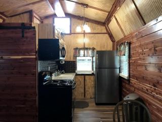 Comfortable Cabin Rental on a Winery for a Romantic Getaway in Oklahoma - - 3