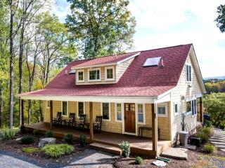 Deluxe Cottage Rental on a 100-Acre Farm on the Shenandoah River, Virginia - Front Royal - 0
