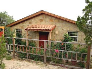 Romantic Getaway Rental with a Private Pool and an Outdoor Hot Tub near Wimberley, Texas - Wimberley - 9