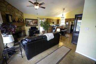 Romantic Getaway Rental with a Private Pool and an Outdoor Hot Tub near Wimberley, Texas - Wimberley - 8