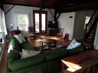 Unique Restored Barn Rental Perfect for Families near the Croatan National Forest, NC - New Bern - 1