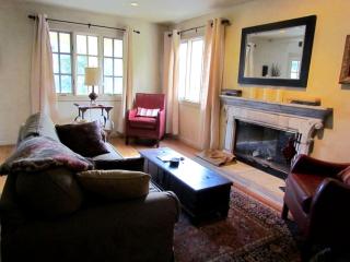 Romantic Getaway Cabin with a Pool and a Hot Tub in the Heart of Sonoma, California - Glen Ellen - 3