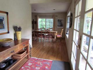 Romantic Getaway Cabin with a Pool and a Hot Tub in the Heart of Sonoma, California - Glen Ellen - 2