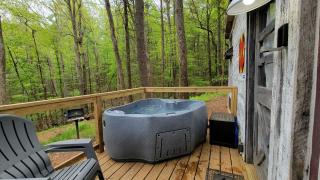 Pet-Friendly Tiny Home Rental in the Chattahoochee National Forest, for Glamping in Georgia - Suches - 4