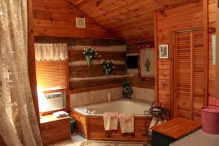 Romantic Cabin with a Jacuzzi in Maggie Valley, North Carolina - Maggie Valley - 4