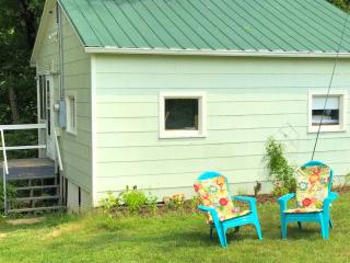 Secluded Riverside Cabin for a Peaceful Getaway near Mark Twain Forest, Missouri - - 0