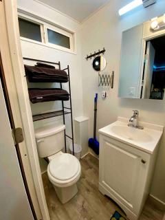 Cozy Container in Devore Heights, California, for Glamping Getaways on Route 66 - - 2