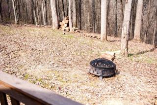 Romantic Log Cabin Accommodation with Private Jacuzzi near Huntington, West Virginia - Genoa - 5