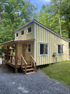 Pet Friendly Glamping in a Vintage Hay Wagon to Discover the Adirondacks - Glenfield - 5