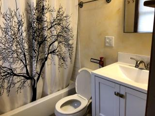 One-Bedroom Luxury Cabin with Hot Tub in Heart of Woodstock in Upstate New York - Woodstock - 4