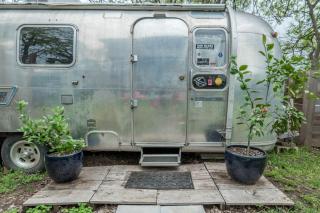 Sleek Retro Airstream Rental for Glamping for Two near Downtown Austin - Austin - 6