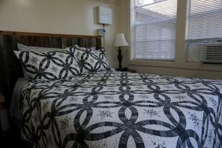 Fantastic Log Cabin Rental for a Fun-Filled Family Vacation in Texas - Nacogdoches - 3