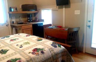 Simple and Cozy Cabin Rental on Private Ranch Retreat near Austin, Texas - - 9