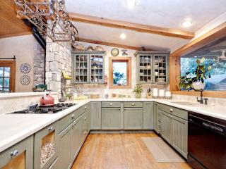 Luxury Vacation Rental with a Private Hot Tub and Pool near San Antonio, Texas - Floresville - 9