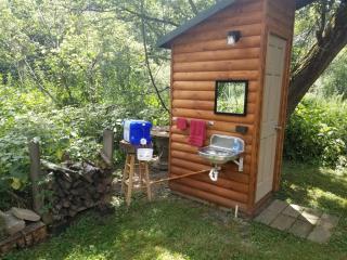 Cozy Creekside Cabin Rental for a Secluded Weekend Getaway in Wisconsin - Sparta - 3