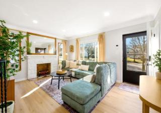 Newly Remodeled Home With a Game Room - Parma Heights - 1