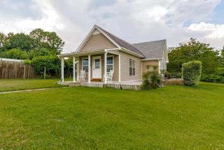Modern, Rustic Farmhouse Vacation Rental with a Deck in Clarksville, Tennessee - Saint Bethlehem - 0