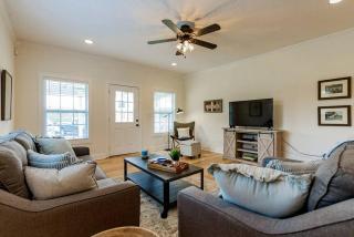Modern, Rustic Farmhouse Vacation Rental with a Deck in Clarksville, Tennessee - Saint Bethlehem - 2