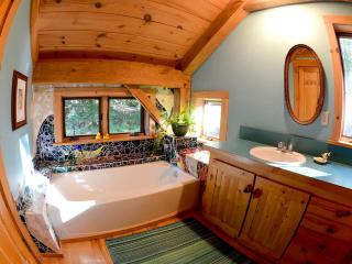 Cozy Lakefront Cabin Rental in the Woodlands of Empire, Michigan - Empire - 2