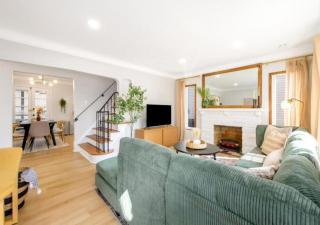 Newly Remodeled Home With a Game Room - Parma Heights - 0
