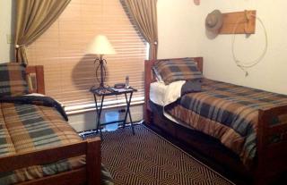 Cozy Suite Rental with Outdoor Swimming Pool Access near Smithville, Texas - - 0