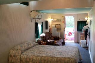 Gorgeous Caboose Rental for a Glamping Getaway in the Blue Ridge Mountains of Virginia - Fancy Gap - 8