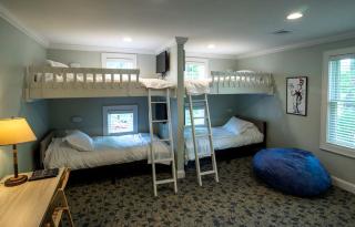 Four-Bedroom Luxury House Rental on Pontoosuc Lake in the Berkshires - Lanesborough - 4