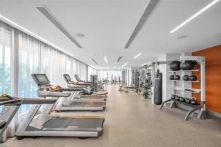 Stylish Studio with Pool View at the Heart of Downtown Doral - Miami - 2