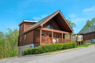 1BR2 bath log cabin sleeps 6- walk to Wonderworks and 5 miles from Dollywood! - Pigeon Forge - 1