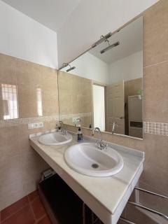 #1 HABITACIÓN DOBLE con baño compartido SEVILLA DELUXE LOS ROSALES - Los Rosales - 8