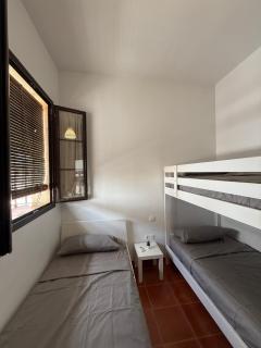 Habitación Triple con baño compartido SEVILLA DELUXE LOS ROSALES - Los Rosales - 0