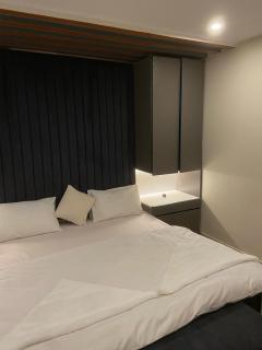 1 BR Baithak Stays Luxury Apt Beside Falettis - Murree - 9