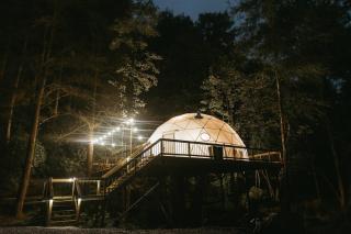 "Home Sweet Dome" MODERN TREEHOUSE STAY w/ Hot Tub - - 3