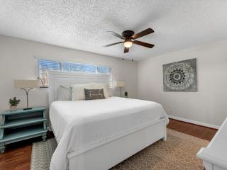 Lakefront Condo Retreat - Montgomery - 2