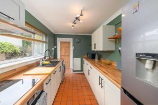 Charming 2-Bed with Backyard near Cardiff Castle - 7