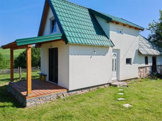 Vila Dobrila, Tenis kućica - 1