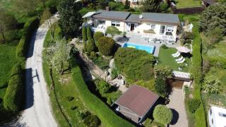 Idyllischer Ferienbungalow in ruhiger Lage mit Pool und großen Garten - - 0