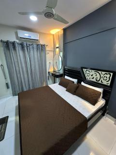1000 SQ FT- 2 Bed Condo With Lift And Drawing Dining - Karatschi - 2