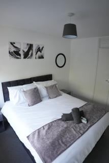 4 Bedroom House - Free Parking - 8 min LGW Airport - Crawley - 6