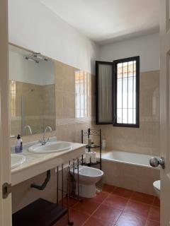 Habitación Triple con baño compartido SEVILLA DELUXE LOS ROSALES - Los Rosales - 5