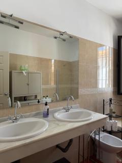 Habitación Triple con baño compartido SEVILLA DELUXE LOS ROSALES - Los Rosales - 6